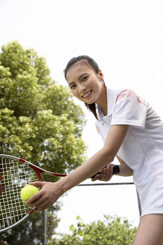 东方人,成年人,一个人,站,微笑,竖图,室外,白天,留白,仰视,锻炼,游戏,快乐,满意,幸福,运动,信心,网球,上海,指,准备,球拍,指点,娱乐,设备,物品,乐趣,摄影,生活方式,享乐,指向,瞄准,肖像,技能,网球运动,女人,女性,中国人,年轻人,休闲活动,张开手臂,彩图,低角度拍摄,欢乐,摆拍,图像技术