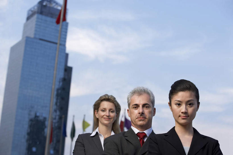 东方人,成年人,中年人,老年人,脸,头,脸颊,三个人,商务人士,商务男性,商务女性,微笑,横图,室外,白天,留白,正面,仰视,衬衫,商务,合作,团队,信心,摩天大楼,旗帜,上海,套装,标语,塔,现代,肩膀,衣服,摄影,肖像,商务装,合伙,工薪阶层,男人,男性,女人,女性,中国人,年轻人,头部,脸部,脸蛋,面部,白领,上班族,外衣,彩图,低角度拍摄,衬衣,旅行,当代,燕尾旗,商务旅行,白色人种,摆拍