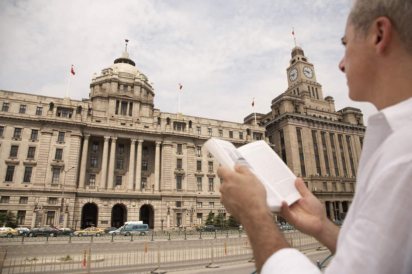 成年人,中年人,老年人,脸,头,脸颊,一个人,横图,室外,白天,仰视,旅游,度假,建筑,上海,行人,游客,游人,检查,塔,路人,旅客,肩膀,外滩,看,读书,摄影,拜访,搜寻,图尔,过客,男人,男性,头部,脸部,脸蛋,面部,书,钟,彩图,低角度拍摄,旅行,白色人种