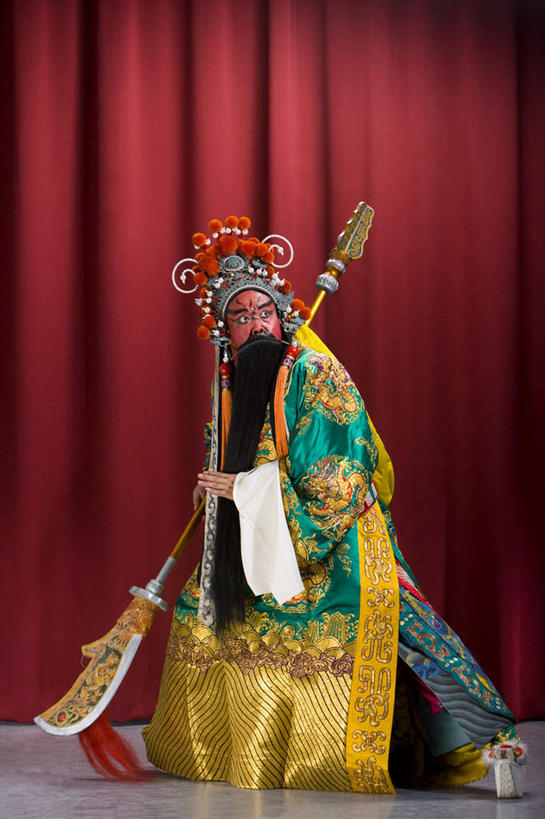 东方人,中年人,老年人,胡须,一个人,演员,舞台,竖图,室内,民族服装,制服,窗帘,北京,中国,仅一个男性,仅一个人,仅一个中年男性,表演,服装,长袍,古典,宏伟,文化,表演者,传统,扮演,衣服,红色,彩妆,刀,武器,财富,摄影,服饰,保护,古装,演出,姿态,武士,中国文化,京剧,东亚,将军,勇气,韵味,英雄,老年男性,男人,男性,中年男性,中国人,胡子,络腮胡,仰头,彩图,传统服装,民俗服,装扮,官吏,传统文化