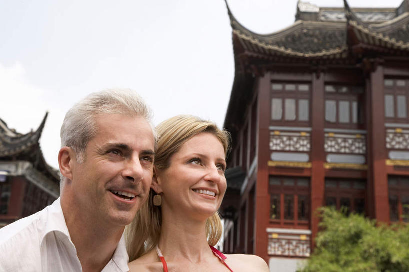 成年人,中年人,老年人,脸,头,脸颊,两个人,丈夫,妻子,微笑,横图,室外,白天,仰视,旅游,度假,快乐,满意,友谊,幸福,建筑,上海,行人,游客,游人,路人,旅客,肩膀,表,摄影,观看,享乐,拜访,婚姻,图尔,异性恋,过客,男人,男性,女人,女性,头部,脸部,脸蛋,面部,彩图,低角度拍摄,旅行,欢乐,伴侣,白色人种,好奇心