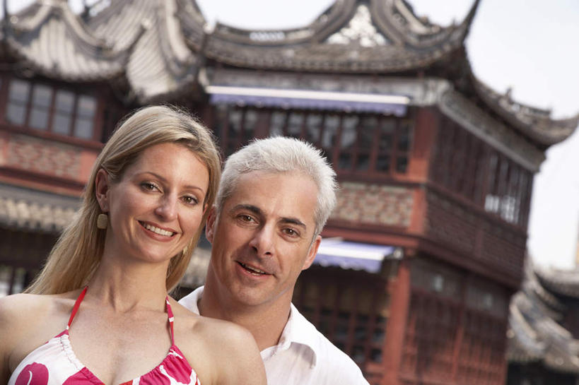 成年人,中年人,老年人,脸,头,脸颊,两个人,丈夫,妻子,微笑,横图,室外,特写,白天,留白,正面,仰视,旅游,度假,快乐,满意,友谊,幸福,建筑,上海,行人,游客,游人,路人,旅客,肩膀,摄影,享乐,肖像,拜访,婚姻,图尔,异性恋,过客,男人,男性,女人,女性,头部,脸部,脸蛋,面部,彩图,低角度拍摄,旅行,欢乐,伴侣,白色人种,摆拍