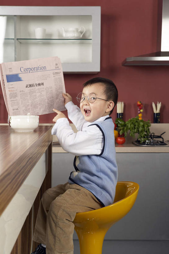 东方人,儿童,一个人,坐,笑,微笑,露齿笑,竖图,室内,衬衫,商务,早餐,阅读,纯洁,智慧,厨房,报纸,中国,亚洲,仅一个男性,仅一个人,学习,信息,背心,眼镜,灶台,大喊,小孩,张嘴,仅一个小孩,可爱,童年,童趣,读书,浏览,模仿,金融,经济,新闻,近景,瞄准,流通,张大嘴巴,贸易,童真,东亚,烂漫,无邪,北京市,天真,男孩,男人,男性,亚洲人,中国人,孩子,张开嘴,报刊,男生,传媒,好消息