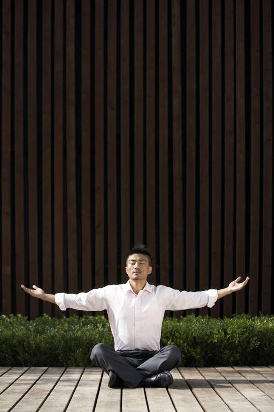 东方人,中年人,一个人,商务人士,商务男性,坐,举,竖图,室外,白天,留白,正面,衬衫,仅一个男性,仅一个人,仅一个中年男性,套装,草,树,托,放松,瑜珈,摄影,商务装,工薪阶层,灵性,男人,男性,年轻男性,中年男性,中国人,年轻人,白领,上班族,闭着眼睛,举起,举手,举着,盘着腿坐,向上举,向上伸,向上托,彩图,衬衣