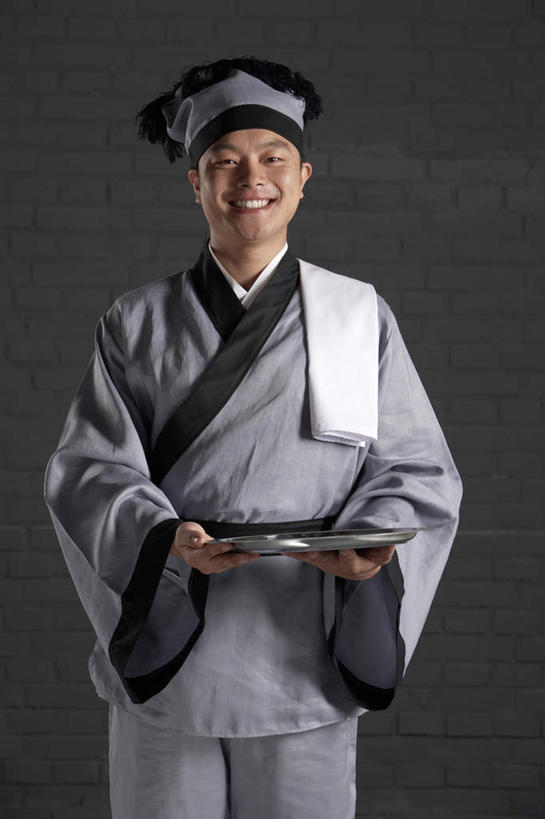 一个人,服务员,笑,微笑,露齿笑,竖图,制服,幸福,仅一个男性,仅一个人,表演,准备,餐盘,仅一个年轻男性,灰色,盘子,职业,服务,摄影,幽默,关爱,中国文化,问候,机敏,尊敬,男人,男性,年轻男性,中国人,年轻人,服务生,侍者,彩图,影棚拍摄,传统服装,传统文化,精力,西汉王朝