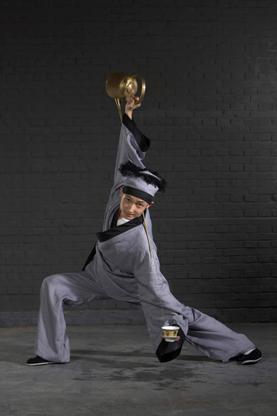 一个人,服务员,竖图,制服,仅一个男性,仅一个人,表演,倒,准备,茶道,茶叶,汤碗,古代,仅一个年轻男性,灰色,茶壶,服务,摄影,专心,准确,关爱,中国文化,技能,男人,男性,年轻男性,中国人,年轻人,服务生,侍者,彩图,影棚拍摄,传统服装,传统文化,西汉王朝