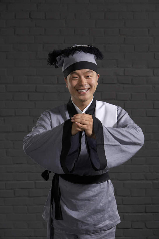 一个人,服务员,笑,微笑,露齿笑,竖图,制服,幸福,仅一个男性,仅一个人,表演,准备,仅一个年轻男性,灰色,职业,服务,摄影,关爱,中国文化,问候,机敏,尊敬,男人,男性,年轻男性,中国人,年轻人,服务生,侍者,彩图,影棚拍摄,传统服装,传统文化,精力,西汉王朝