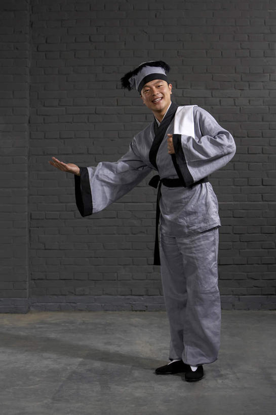 一个人,服务员,笑,微笑,露齿笑,竖图,制服,幸福,仅一个男性,仅一个人,表演,准备,仅一个年轻男性,灰色,职业,服务,摄影,关爱,中国文化,问候,机敏,尊敬,男人,男性,年轻男性,中国人,年轻人,服务生,侍者,彩图,影棚拍摄,传统服装,传统文化,精力,西汉王朝