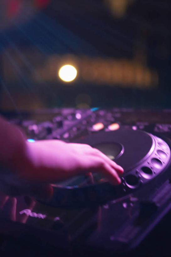 东方人,成年人,手,一个人,酒吧,竖图,室内,特写,聚会,度假,时尚,夜生活,快乐,满意,幸福,热情,北京,亚洲,表演,瓷器,浪漫,音乐,休闲装,娱乐,职业,休闲,放松,活力,媒体,俱乐部,摄影,司仪,部分,动作,照亮,酷,嘻哈,享乐,愉悦,广播,柔焦,夜总会,打碟,主持人,主持,东亚,节目主持人,男人,年轻男性,亚洲人,中国人,年轻人,休闲活动,彩图,欢乐