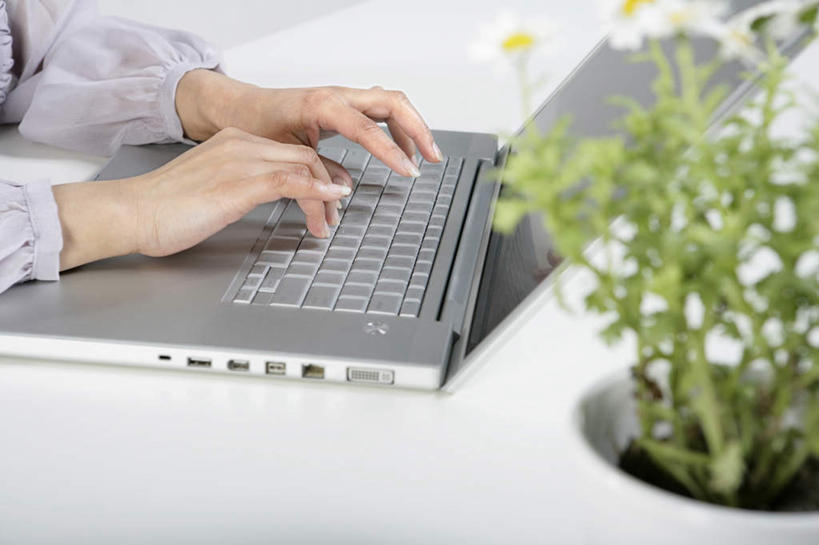 东方人,手,一个人,办公室,横图,白天,侧面,通讯,纯洁,笔记本电脑,互联网,技术,亚洲,敲打,种植,朦胧,模糊,瓷器,输入,花,白色,打字,点击,敲击,部分,风格,愉悦,努力,网上冲浪,比例,东亚,北京市,无线电技术,按键,计算机,女人,女性,亚洲人,中国人,年轻人,白领,彩图,影棚拍摄,办公室职员,苦尽甘来