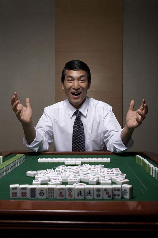 东方人,成年人,中年人,老年人,脸,头,脸颊,一个人,商务人士,商务男性,坐,微笑,竖图,室内,留白,正面,衬衫,商务,游戏,快乐,满意,幸福,运气,成功,信心,家具,桌子,汽车,一排,许多,堆叠,套装,欢呼,丰富,庆祝,整齐,瓷砖,符号,球门,很多,娱乐,传统,会所,肩膀,车,排列,麻将,交通工具,轿车,休闲,乐趣,俱乐部,摄影,生活方式,堆,惊奇,享乐,成就,队列,载具,肖像,商务装,工薪阶层,雪铁龙,完成,策略,技能,机会,获胜,男人,男性,中国人,头部,脸部,脸蛋,面部,白领,上班族,休闲活动,张开手臂,彩图,衬衣,欢乐,凯旋,社交,摆拍,图像技术,东风雪铁龙凯旋,雪铁龙凯旋