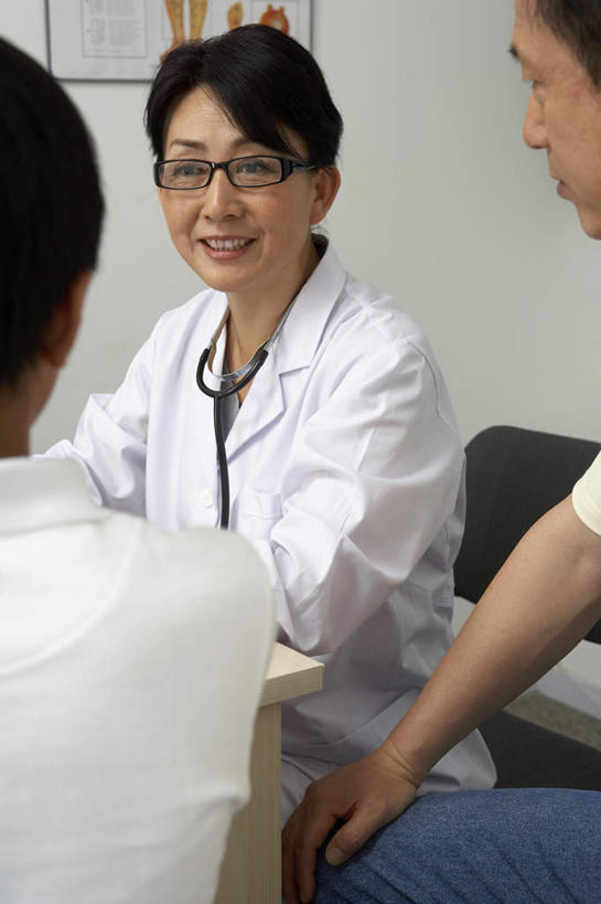 东方人,中年人,老年人,三个人,医生,病人,坐,竖图,室内,白天,药,朦胧,模糊,眼镜,书桌,听诊器,职业,摄影,权威,关爱,实验服,女人,女性,中年女性,中国人,半身,彩图