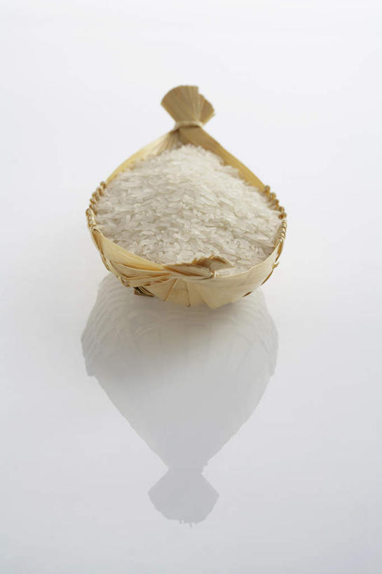 竖图,白色背景,农作物,竹子,堆叠,反射,篮子,白米,谷物,生食,食品,织物,米,饮食,一个,白色,容器,碗,摄影,单个,简单,中国文化,健康食物,钉书钉,彩图,影棚拍摄,机织物