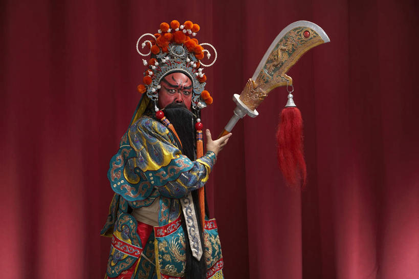东方人,中年人,老年人,胡须,一个人,演员,舞台,站,横图,室内,留白,民族服装,制服,窗帘,北京,中国,仅一个男性,仅一个人,仅一个中年男性,表演,服装,军事,古典,宏伟,文化,表演者,传统,扮演,衣服,红色,彩妆,刀,武器,力量,财富,摄影,服饰,古装,权威,演出,剑,武士,中国文化,京剧,东亚,将军,韵味,英雄,能力,老年男性,男人,男性,中年男性,中国人,胡子,络腮胡,半身,彩图,传统服装,民俗服,装扮,官吏,传统文化