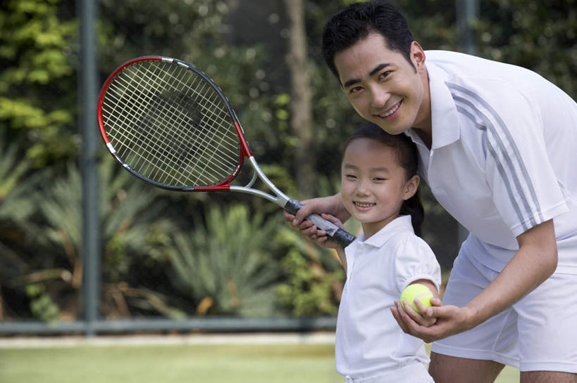 东方人,儿童,成年人,两个人,家庭,父母,父亲,女儿,教师,站,微笑,横图,室外,白天,留白,锻炼,游戏,快乐,满意,幸福,纯洁,运动,信心,网球,书房,上海,连接,弯腰,学习,曲折,弯曲,球拍,教育,娱乐,设备,物品,小孩,教,教练,温暖,温馨,一家人,可爱,乐趣,童年,童趣,摄影,蜿蜒,生活方式,协助,说明书,和睦,知识,享乐,练习,肖像,童真,烂漫,无邪,助教,天真,网球运动,男人,男性,女孩,女性,中国人,孩子,年轻人,休闲活动,半身,彩图,欢乐,融洽,摆拍