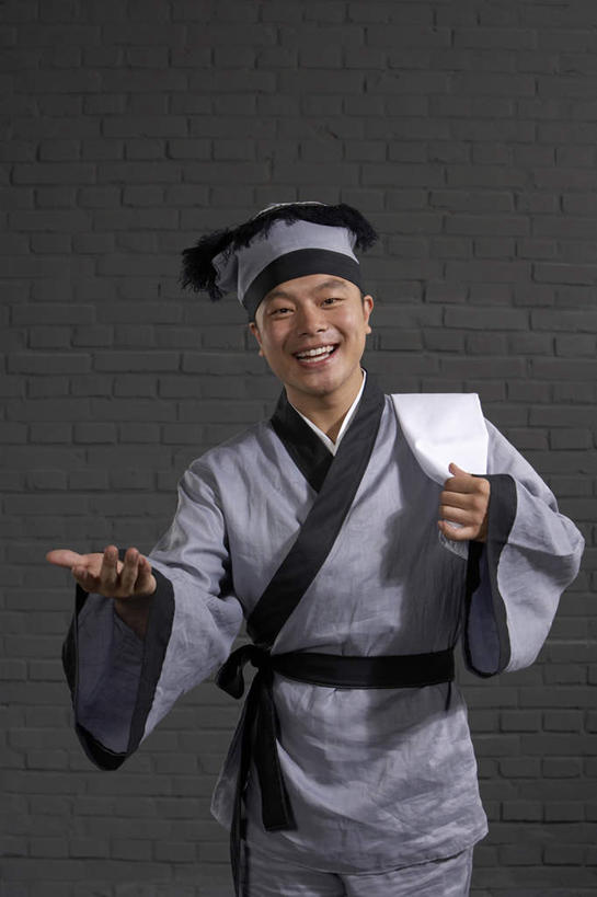 一个人,服务员,笑,微笑,露齿笑,竖图,制服,幸福,仅一个男性,仅一个人,表演,准备,仅一个年轻男性,灰色,职业,服务,摄影,关爱,中国文化,努力,问候,机敏,尊敬,男人,男性,年轻男性,中国人,年轻人,服务生,侍者,彩图,影棚拍摄,传统服装,传统文化,精力,西汉王朝