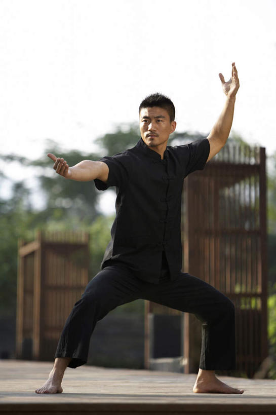 东方人,中年人,一个人,站,举,竖图,室外,白天,锻炼,武术,仅一个男性,仅一个人,仅一个中年男性,托,赤脚,放松,摄影,专心,太极,中国文化,技能,男人,男性,年轻男性,中年男性,中国人,年轻人,休闲活动,举起,举手,举着,向上举,向上伸,向上托,彩图,传统服装