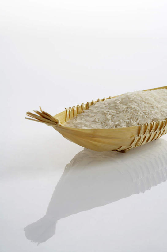 竖图,留白,白色背景,农作物,竹子,堆叠,反射,篮子,白米,谷物,生食,食品,织物,米,饮食,一个,白色,容器,碗,摄影,单个,部分,简单,中国文化,健康食物,钉书钉,彩图,影棚拍摄,机织物