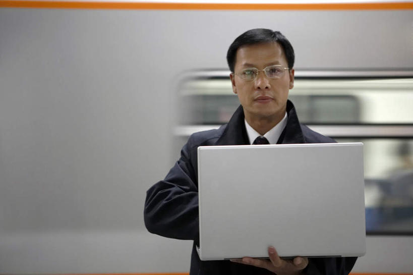 东方人,中年人,一个人,商务人士,商务男性,站,横图,室内,正面,运动模糊,衬衫,商务,旅途,成功,信心,笔记本电脑,技术,地铁,亚洲,仅一个男性,仅一个人,仅一个中年男性,敲打,套装,瓷器,眼镜,地铁站,公共交通,拿着,输入,打字,职业,运输,点击,敲击,便利,商务装,工薪阶层,东亚,北京市,无线电技术,按键,计算机,老年男性,男人,男性,中年男性,亚洲人,中国人,白领,上班族,半身,彩图,衬衣,旅行