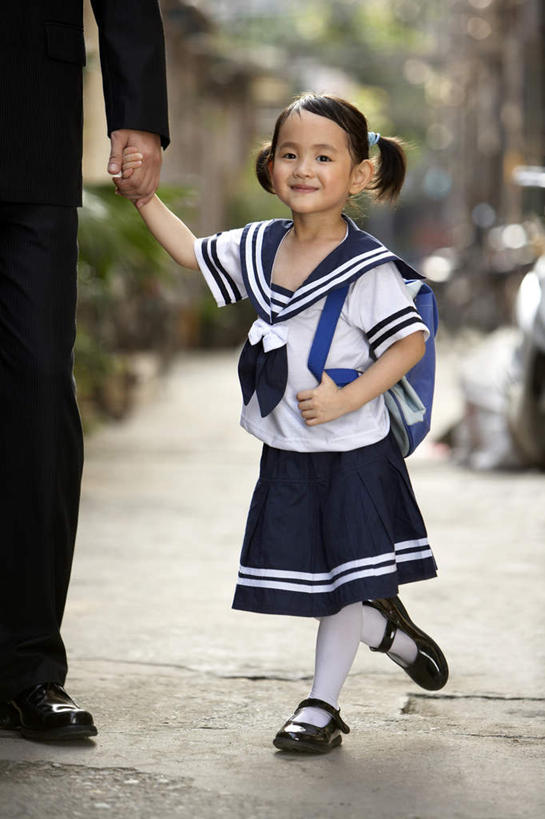 东方人,儿童,成年人,两个人,家庭,父母,父亲,女儿,商务人士,站,微笑,竖图,室外,白天,制服,商务,快乐,满意,幸福,纯洁,上海,连接,人行道,小路,教育,小孩,衣服,教,温暖,温馨,一家人,可爱,童年,童趣,摄影,生活方式,说明书,和睦,享乐,肖像,童真,烂漫,无邪,背包客,助教,天真,信任,男人,男性,女孩,女性,中国人,孩子,年轻人,外衣,手牵手,彩图,欢乐,融洽,女生,巷,摆拍