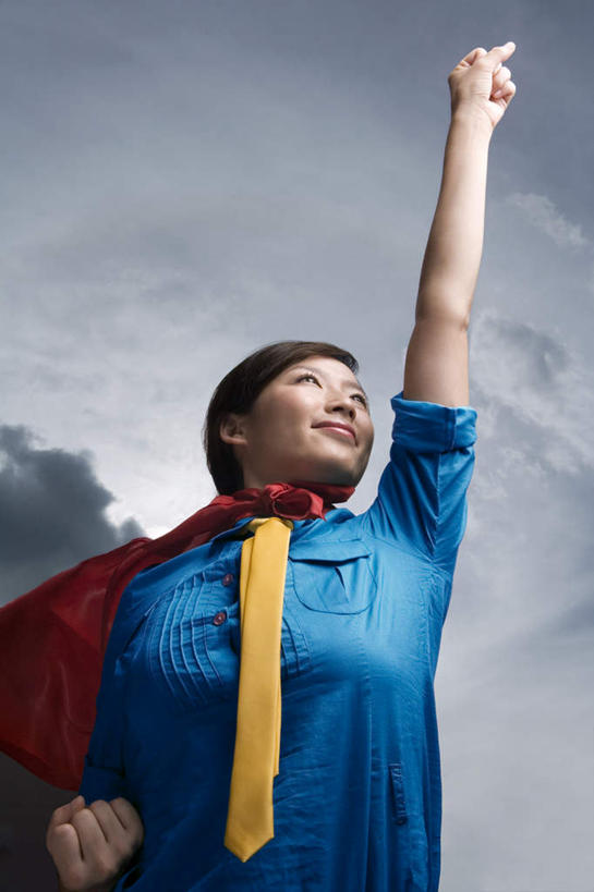 东方人,中年人,一个人,商务人士,商务女性,站,微笑,竖图,室外,白天,仰视,民族服装,商务,兴奋,成功,合作,信心,多云,仅一个女性,仅一个人,套装,服装,乌云,云,古典,文化,飞,传统,衣服,仅一个中年女性,概念,幻想,活力,力量,模仿,摄影,服饰,幽默,古装,敏捷,商务装,合伙,斗篷,挑战,想象,工薪阶层,勇气,韵味,超级英雄,英雄,进展,想法,能力,女人,女性,中年女性,中国人,拳头,白领,上班族,仰头,半身,彩图,低角度拍摄,传统服装,民俗服,办公室职员