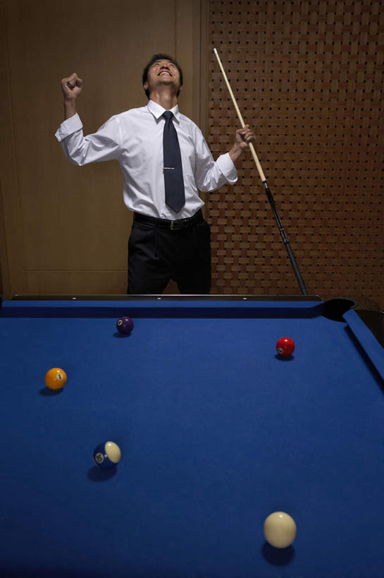 东方人,成年人,一个人,商务人士,商务男性,站,举,微笑,竖图,俯视,室内,正面,衬衫,商务,快乐,满意,幸福,成功,运动,台球,汽车,套装,欢呼,庆祝,球杆,球门,桌球台,娱乐,会所,刺激,车,交通工具,轿车,托,乐趣,俱乐部,摄影,享乐,成就,载具,商务装,工薪阶层,雪铁龙,完成,能力,获胜,男人,男性,中国人,年轻人,白领,上班族,休闲活动,举起,举手,举着,向上举,向上伸,向上托,彩图,高角度拍摄,衬衣,欢乐,凯旋,精力,社交,东风雪铁龙凯旋,雪铁龙凯旋