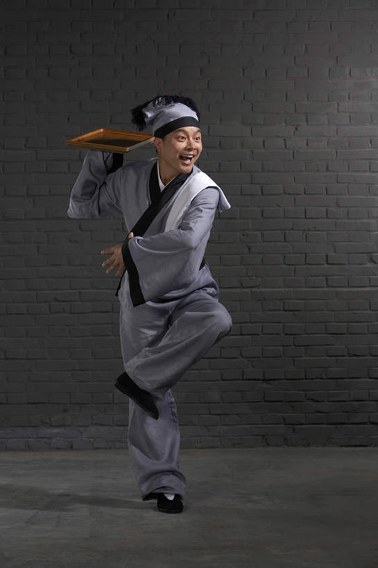 一个人,服务员,笑,微笑,露齿笑,横图,制服,幸福,仅一个男性,仅一个人,表演,准备,餐盘,仅一个年轻男性,灰色,盘子,职业,服务,摄影,幽默,关爱,中国文化,努力,问候,机敏,男人,男性,年轻男性,中国人,年轻人,服务生,侍者,彩图,影棚拍摄,传统服装,传统文化,精力,西汉王朝