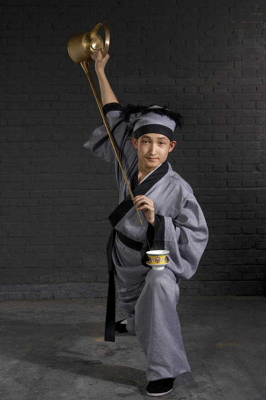 一个人,服务员,竖图,制服,仅一个男性,仅一个人,表演,倒,准备,茶道,茶叶,汤碗,古代,仅一个年轻男性,灰色,茶壶,服务,摄影,专心,准确,关爱,中国文化,技能,男人,男性,年轻男性,中国人,年轻人,服务生,侍者,彩图,影棚拍摄,传统服装,传统文化,西汉王朝