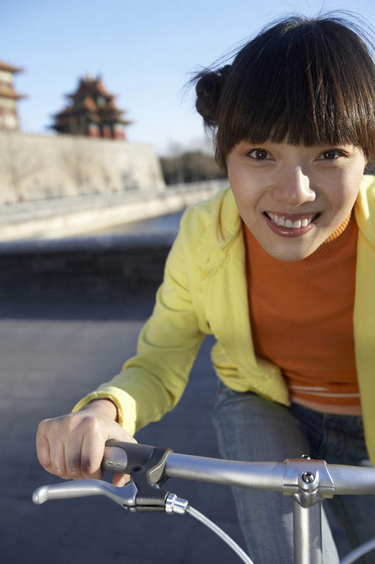 东方人,成年人,一个人,故宫,坐,微笑,竖图,室外,特写,白天,正面,锻炼,旅游,快乐,兴奋,幸福,街道,自行车,北京,亚洲,仅一个年轻女性,仅一个女性,仅一个人,行人,游客,游人,瓷器,休闲装,路人,旅客,车,脚踏车,骑,交通工具,骑车,活力,摄影,享乐,载具,手把,东亚,万里无云,快活,欢愉,康乐,过客,无忧无虑,年轻女性,女人,女性,亚洲人,中国人,年轻人,休闲活动,彩图,高兴