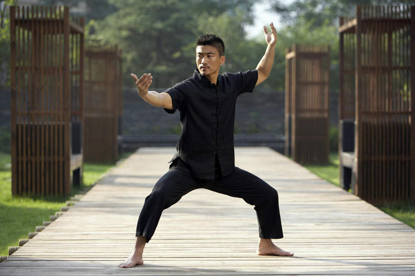 东方人,中年人,一个人,站,举,横图,室外,白天,锻炼,武术,仅一个男性,仅一个人,仅一个中年男性,托,赤脚,放松,摄影,保护,专心,太极,中国文化,男人,男性,年轻男性,中年男性,中国人,年轻人,休闲活动,举起,举手,举着,向上举,向上伸,向上托,彩图,传统服装