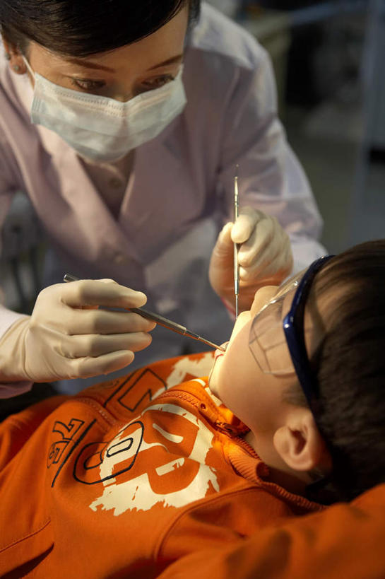 东方人,儿童,成年人,中年人,老年人,手,牙齿,两个人,医生,病人,护士,医院,站,坐,躺,横图,竖图,室内,白天,侧面,通讯,纯洁,安全,镜子,亚洲,准备,开,检查,研究,分离,瓷器,工具,防护,过滤,扭曲,分开,拿着,休闲装,干净,小孩,口罩,手套,张嘴,职业,休闲,面对面,隔断,放松,可爱,童年,童趣,服务,击打,伸手,遮掩,保护,隔离,吊钩,权威,卫生,专心,准确,牙科设备,掩盖,遮挡,恐怖,关爱,净化,瞄准,痛苦,间隔,医疗器械,防护镜,保险,预防,医疗工具,张大嘴巴,童真,东亚,烂漫,无邪,遮盖,实验服,口腔卫生,防尘,医疗机构,北京市,保全,周全,安稳,安定,防护手套,掩饰,断绝,隔开,屏蔽,屏绝,远离,中断,阻遏,阻隔,责任,惊骇,大汗淋漓,牙医钩,拷问,卧着,平安,天真,信任,老年女性,男孩,女人,女性,亚洲人,中国人,孩子,年轻人,齿,牙,牙龈,牙医,张开嘴,休闲活动,清洗,躺着,卧,半身,彩图,病院,诊所,防护面罩,折角镜,门诊部,口腔医学