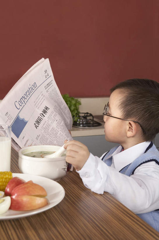 东方人,儿童,一个人,坐,吃,竖图,室内,衬衫,商务,早餐,阅读,纯洁,智慧,厨房,桌子,蔬菜,报纸,水果,中国,亚洲,仅一个男性,仅一个人,学习,信息,背心,眼镜,汤,食品,饮食,小孩,盘子,牛奶瓶,仅一个小孩,可爱,童年,童趣,读书,浏览,模仿,金融,经济,新闻,专心,流通,贸易,童真,东亚,烂漫,无邪,健康食物,北京市,天真,男孩,男人,男性,亚洲人,中国人,孩子,半身,报刊,男生,传媒,好消息
