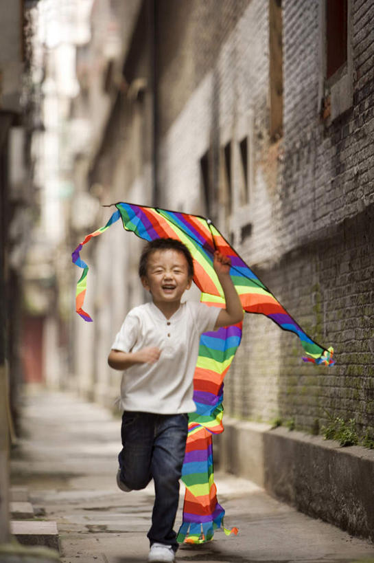 东方人,儿童,一个人,跑,举,笑,微笑,竖图,室外,白天,留白,正面,快乐,满意,自由,幸福,纯洁,街道,路,玩具,上海,娱乐,一个,小孩,风筝,托,可爱,乐趣,童年,童趣,摄影,生活方式,单个,享乐,童真,烂漫,无邪,恶作剧,解放,无忧无虑,天真,信任,男孩,男性,中国人,孩子,休闲活动,举起,举手,举着,向上举,向上伸,向上托,彩图,欢乐,精力,巷