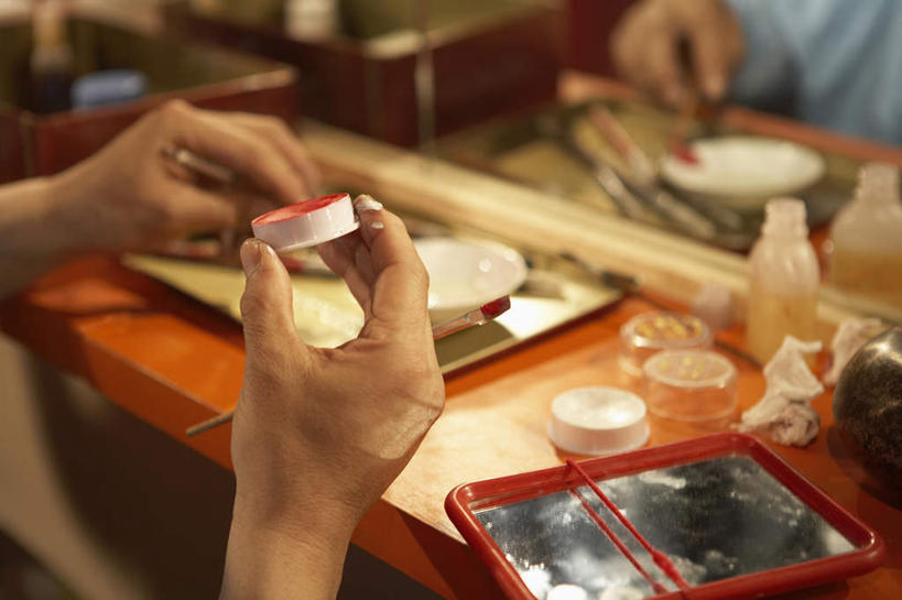 手,一个人,演员,电影明星,舞台,横图,室内,特写,化妆,绘画,镜子,桌子,亚洲,表演,准备,朦胧,模糊,艺术,瓷器,古典,刷,拿着,文化,表演者,传统,工艺品,品味,手指,部分,美术,专心,高雅,练习,化妆用品,中国文化,改变,更衣室,京剧,东亚,北京市,美学,贡献,亚洲人,中国人,影视明星,彩图,中国戏曲,传统文化,京剧演员