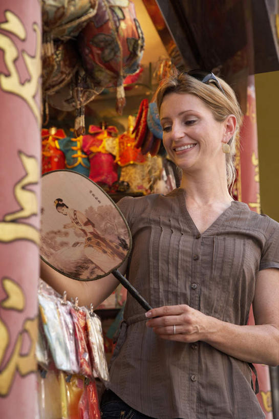 成年人,中年人,老年人,一个人,商店,站,微笑,竖图,室外,白天,正面,仰视,购物,旅游,商务,快乐,满意,幸福,采摘,上海,行人,游客,游人,检查,扇子,市场,注视,路人,旅客,一个,纪念品,观察,看,零售,摄影,单个,观看,察看,享乐,挑选,购买,关注,过客,女人,女性,半身,彩图,低角度拍摄,旅行,欢乐,白色人种