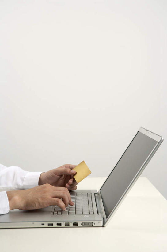 手,一个人,商务人士,商务男性,办公室,坐,竖图,俯视,室内,留白,白色背景,衬衫,商务,信用卡,笔记本电脑,显示器,互联网,仅一个男性,仅一个人,敲打,套装,干净,输入,书桌,仅一个年轻男性,笔记本,打字,摄影,点击,敲击,部分,付款,商务装,网上银行,网上冲浪,工薪阶层,无线电技术,按键,计算机,男人,男性,年轻男性,中国人,年轻人,白领,上班族,电子商务,彩图,高角度拍摄,衬衣