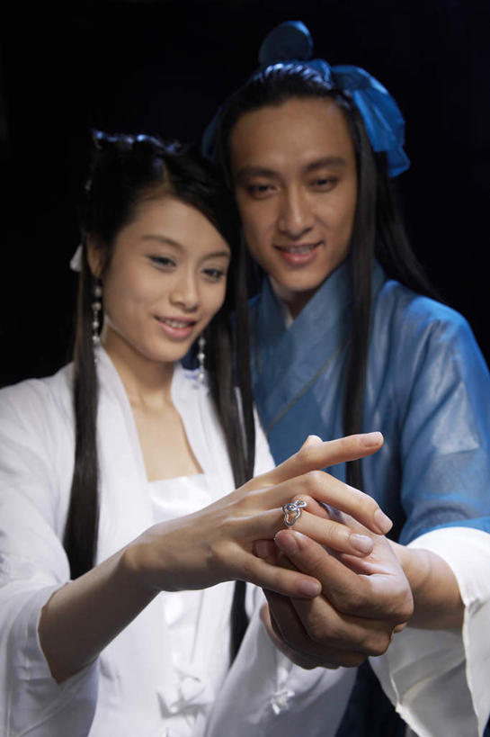 东方人,两个人,夫妻,演员,电影明星,农民,站,微笑,竖图,夜晚,留白,民族服装,爱情,婚礼,童话故事,幸福,表演,黑色背景,服装,神话,篮子,月光,古典,浪漫,文化,表演者,传统,衣服,蓝色,白色,戒指,恩爱,幻想,恋人,摄影,服饰,希望,仙女,古装,中国文化,戏剧,渴望,韵味,异性恋,男人,男性,年轻男性,年轻女性,女人,中国人,年轻人,夫妇,情侣,牧牛人,影视明星,拥抱,半身,彩图,影棚拍摄,传统服装,民俗服,爱,欢乐,给予,伴侣,传统文化,订婚戒指,挨着