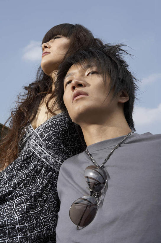 东方人,两个人,站,竖图,室外,特写,白天,仰视,T恤,休闲装,太阳镜,沉思,摄影,铁环,锁链,链条,束缚,限制,约束,男人,男性,年轻男性,年轻女性,女人,女性,中国人,年轻人,半身,彩图,低角度拍摄,短发,摆拍,态度