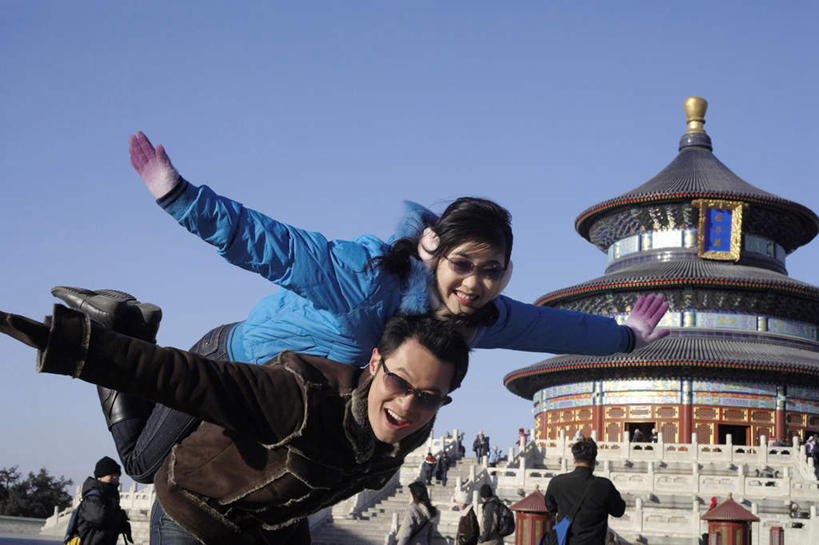 东方人,成年人,中年人,背,两个人,丈夫,妻子,公园,天坛,站,笑,微笑,露齿笑,横图,室外,白天,正面,旅游,度假,快乐,幸福,北京,亚洲,行人,游客,游人,连接,瓷器,休闲装,外套,飞,路人,旅客,骑,手套,太阳镜,地标建筑,背着,休闲,健康,放松,摄影,生活方式,耳罩,享乐,早晨,关爱,肖像,梦想,想象,东亚,背负,快活,欢愉,康乐,异性恋,过客,无忧无虑,中午,中年男性,中年女性,亚洲人,中国人,休闲活动,张开手臂,彩图,旅行,爱,高兴,伴侣,白日梦