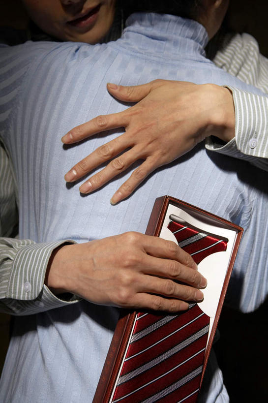 东方人,成年人,中年人,手,两个人,家庭,丈夫,妻子,站,竖图,室内,特写,留白,感激,礼物,北京,亚洲,连接,条纹,瓷器,房屋,领带,浪漫,拿着,休闲装,顶部,盒子,背面,搭,摄影,隐藏,高雅,搭着,出示,东亚,谢谢,异性恋,中年男性,中年女性,亚洲人,中国人,拥抱,半身,彩图,影棚拍摄,爱,给予,伴侣,挨着