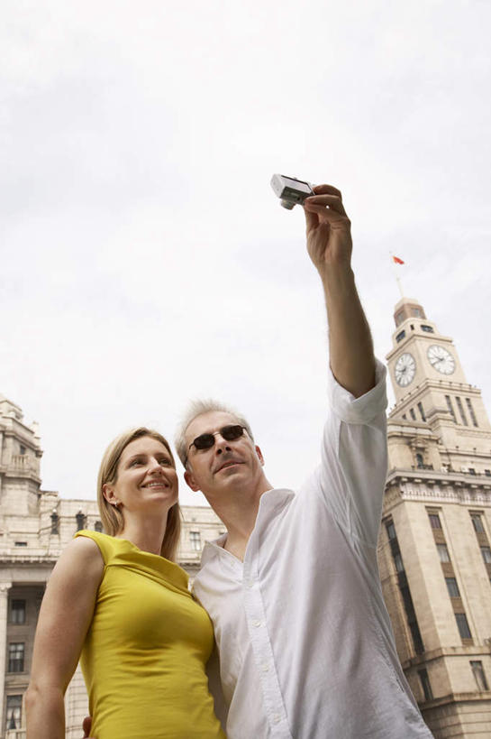 成年人,中年人,老年人,两个人,丈夫,妻子,站,微笑,竖图,室外,白天,留白,仰视,旅游,度假,快乐,满意,友谊,幸福,技术,建筑,相机,上海,行人,游客,游人,塔,路人,旅客,拍照,数码相机,外滩,摄影,享乐,肖像,拜访,婚姻,图尔,异性恋,过客,男人,男性,女人,女性,钟,张开手臂,半身,彩图,低角度拍摄,旅行,欢乐,伴侣,白色人种,摆拍