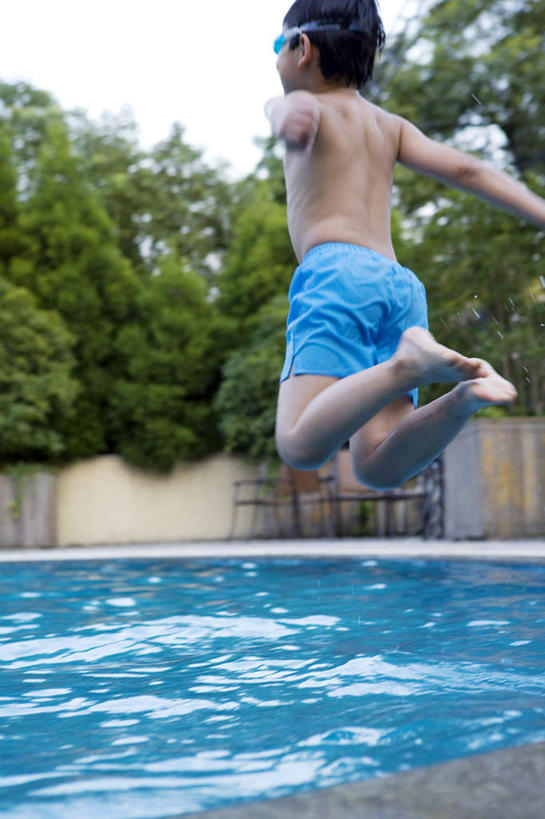 游泳,东方人,儿童,一个人,游泳池,跳,竖图,室外,白天,留白,运动模糊,泳装,自由,纯洁,上海,泳裤,半空,娱乐,裸露,小孩,衣服,夏天,休闲,可爱,乐趣,童年,童趣,摄影,生活方式,享乐,裸,童真,烂漫,无邪,解放,天真,男孩,男性,孩子,胸部,外衣,休闲活动,张开手臂,彩图,精力