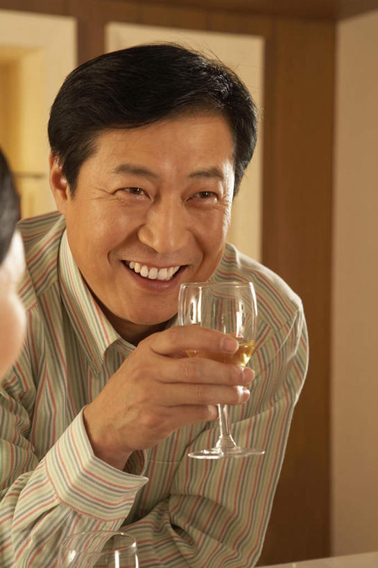 葡萄酒,东方人,成年人,中年人,老年人,脸,头,脸颊,头发,一个人,酒吧,站,微笑,竖图,室内,白天,正面,衬衫,吃饭,聚会,快乐,幸福,信心,吧台,餐桌,北京,亚洲,仅一个男性,仅一个人,仅一个中年男性,喝,庆祝,瓷器,酒类,听,拿着,饮食,肩膀,酒,酒瓶,饮料,黑色,摄影,高雅,享乐,葡萄酒杯,东亚,快活,欢愉,康乐,老年男性,男人,男性,中年男性,亚洲人,中国人,头部,脸部,脸蛋,面部,休闲活动,彩图,高兴,欢乐,利口酒杯