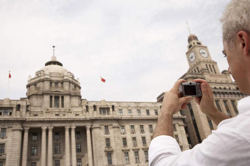 成年人,中年人,老年人,脸,头,脸颊,一个人,横图,室外,白天,留白,仰视,旅游,度假,技术,建筑,相机,上海,行人,游客,游人,塔,路人,旅客,肩膀,拍照,数码相机,外滩,摄影,拜访,图尔,过客,男人,男性,头部,脸部,脸蛋,面部,钟,彩图,低角度拍摄,旅行,白色人种