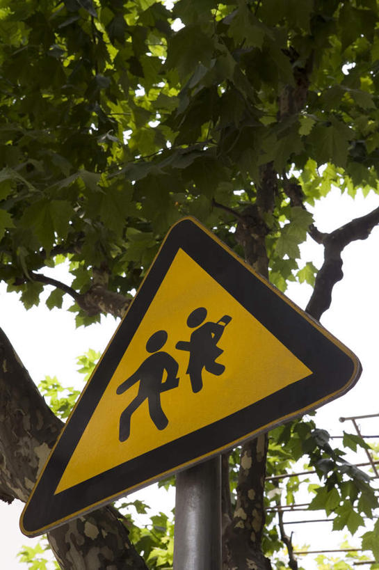 无人,竖图,仰视,安全,城市,街道,路,指示牌,行人,标志,文字,警告,标识,树,黄色,警示,禁止,提醒,提示,限制,交通标志,警告标志,危险,步行,低角度拍摄