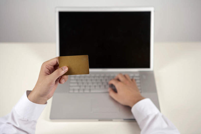 手,一个人,商务人士,商务男性,办公室,坐,横图,俯视,室内,留白,白色背景,衬衫,商务,信用卡,笔记本电脑,显示器,互联网,仅一个男性,仅一个人,敲打,套装,干净,输入,书桌,仅一个年轻男性,笔记本,打字,摄影,点击,敲击,部分,付款,商务装,网上银行,网上冲浪,工薪阶层,无线电技术,按键,计算机,男人,男性,年轻男性,年轻人,白领,上班族,电子商务,彩图,高角度拍摄,衬衣