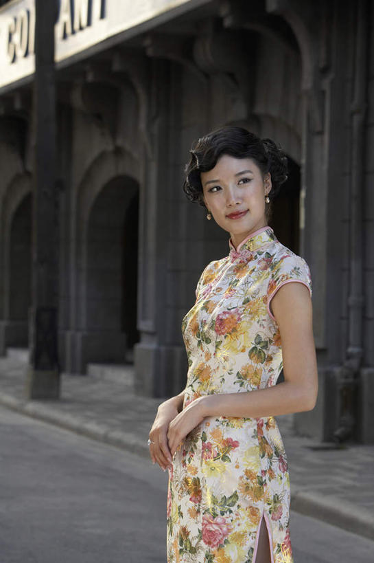 东方人,成年人,一个人,站,微笑,竖图,室外,白天,留白,时尚,快乐,满意,幸福,信心,珠宝,古典,传统,衣服,结婚戒指,戒指,美女,摄影,怀旧,享乐,风格,肖像,女人,女性,中国人,年轻人,外衣,彩图,传统服装,欢乐,魅力,摆拍