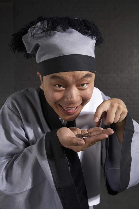 脸,头,脸颊,一个人,服务员,笑,微笑,露齿笑,竖图,制服,兴奋,贪欲,幸福,赚钱,钱,人民币,仅一个男性,仅一个人,许多,准备,检查,钱币,很多,肩膀,仅一个年轻男性,灰色,服务,财富,金融,摄影,收获,经济,流通,贸易,货币,现金,硬币,男人,男性,年轻男性,中国人,年轻人,头部,脸部,脸蛋,面部,服务生,侍者,彩图,影棚拍摄,传统服装,西汉王朝,赏钱