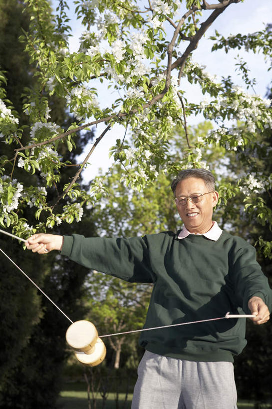 东方人,成年人,老年人,头发,一个人,站,笑,微笑,露齿笑,竖图,室外,白天,正面,游戏,快乐,满意,玩具,叶子,亚洲,仅一个男性,仅一个人,木制,瓷器,拿着,休闲装,传统,花,花朵,树,停车,绿色,自然,春天,仅一个老年男性,休闲,放松,活力,平衡,主席,生活方式,军人,宁静,退休,专心,领导,享乐,练习,愉悦,总统,近景,中国文化,东亚,万里无云,北京市,空竹,政治家,理论家,首脑,战略家,技能,老布什,乔治.赫伯特.沃克.布什,老年男性,男人,男性,亚洲人,中国人,年轻人,休闲活动,彩图,欢乐,传统文化,人老心不老,抽陀螺