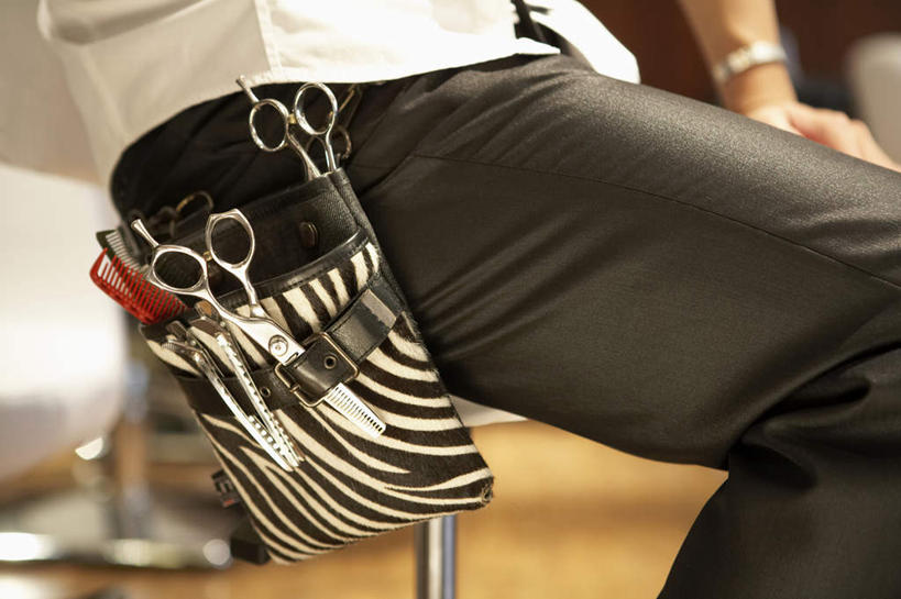 东方人,一个人,坐,横图,室内,白天,时尚,仅一个男性,仅一个人,朦胧,模糊,工具,梳子,设备,物品,仅一个年轻男性,职业,摄影,部分,男人,男性,年轻男性,中国人,年轻人,美发师,彩图